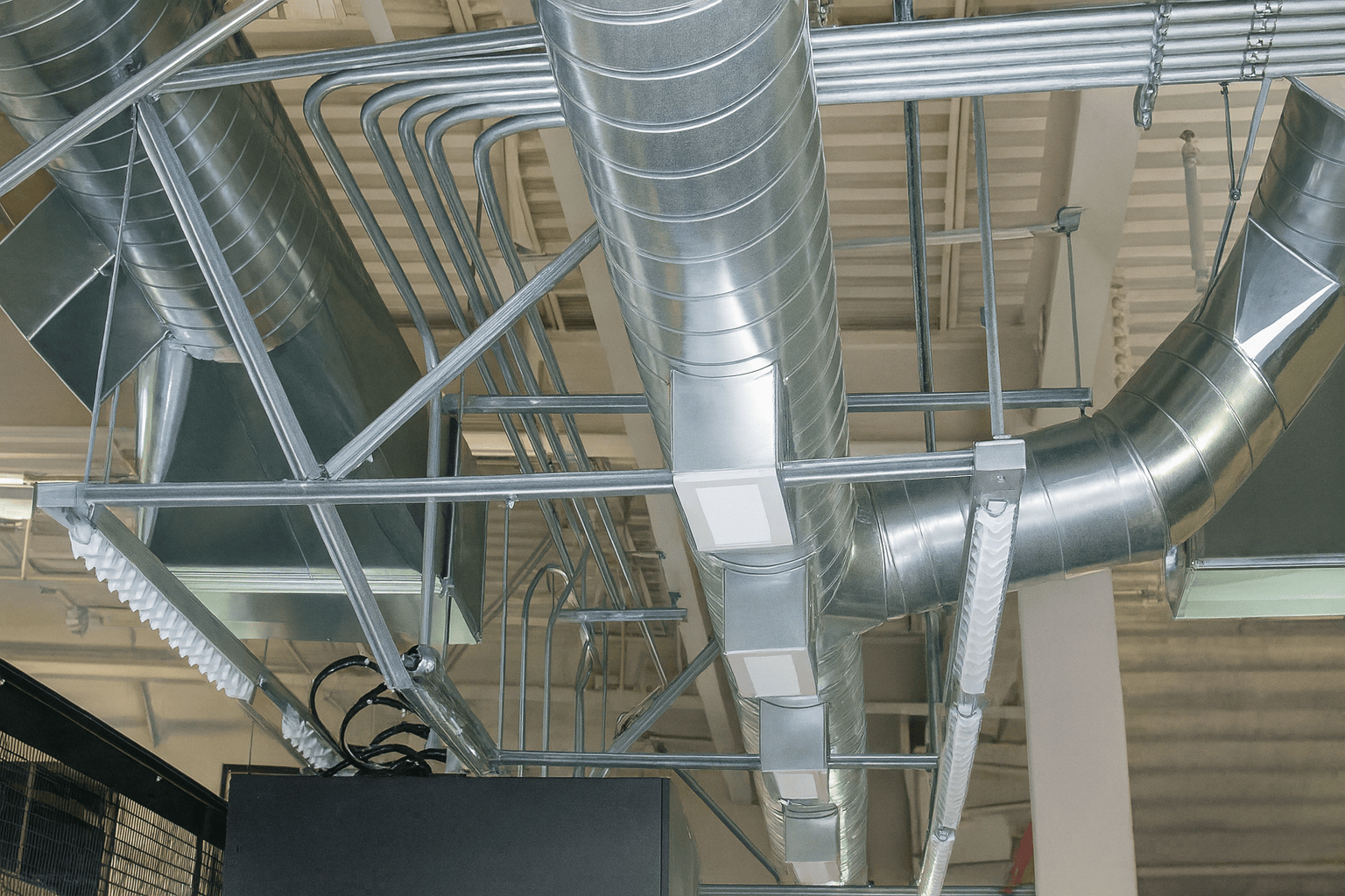 Ống dẫn dạng xoắn được lắp đặt trong hệ thống hút bụi công nghiệp