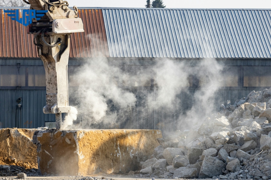 Bụi xi măng thường xuất hiện ở các nhà máy sản xuất xi măng hoặc tại công trường xây dựng