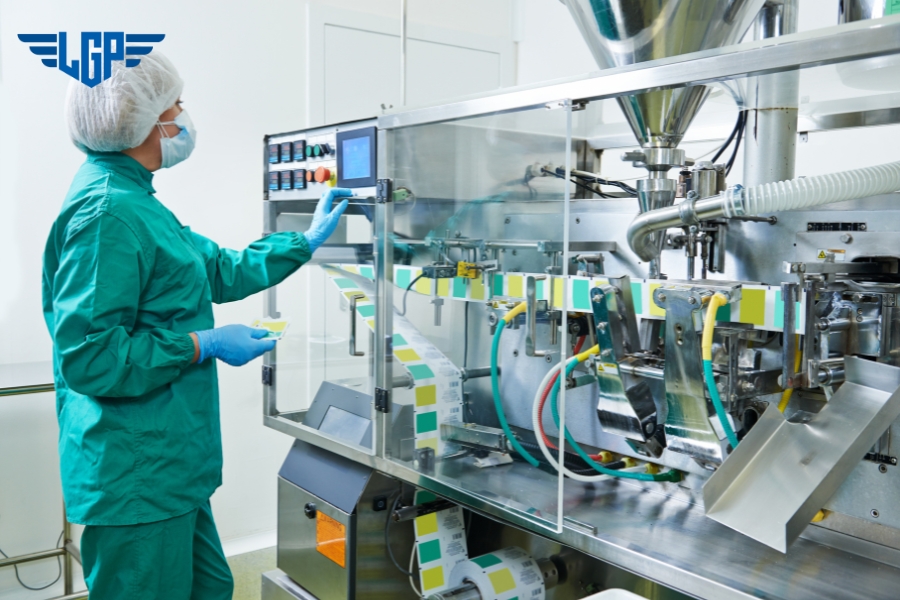 Thực hiện vệ sinh máy móc thường xuyên để loại bỏ bụi tích tụ trên bề mặt