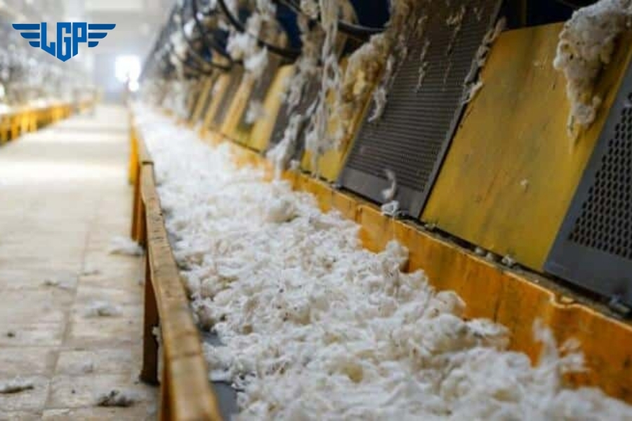 Bụi bông là các xơ sợi bông siêu nhỏ phát sinh trong quá trình sản xuất dệt may