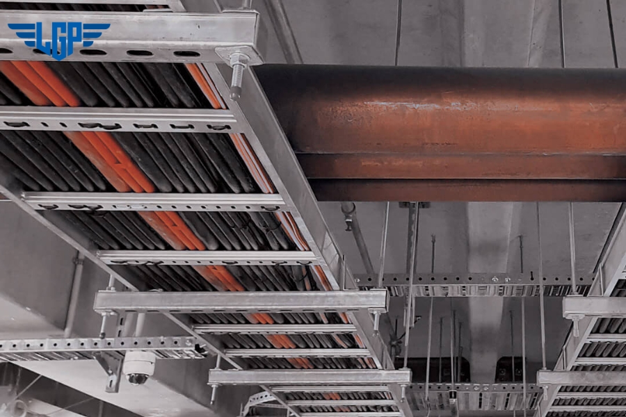 Thang máng cáp (Cable Ladder/Tray) là hệ thống giá đỡ, dẫn hướng và bảo vệ dây cáp điện